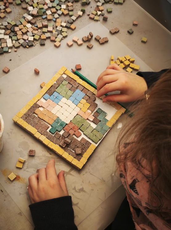 Un enfant en atelier mosaïques